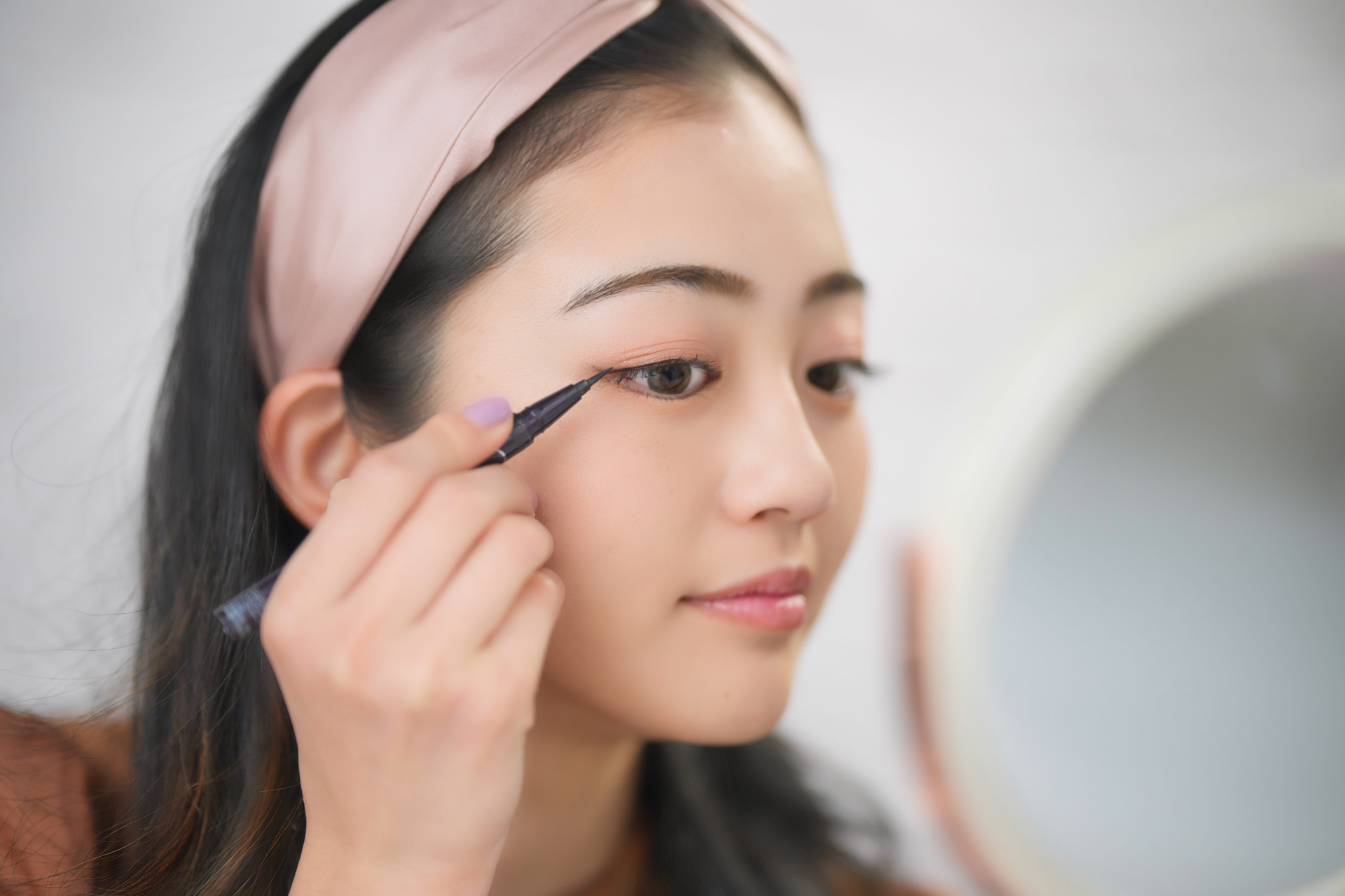 アイプチを使ったメイクのプロセスは？ナチュラルで美人見えの方法を紹介│美容情報サイト Beauty Web(ビューティーウェブ)