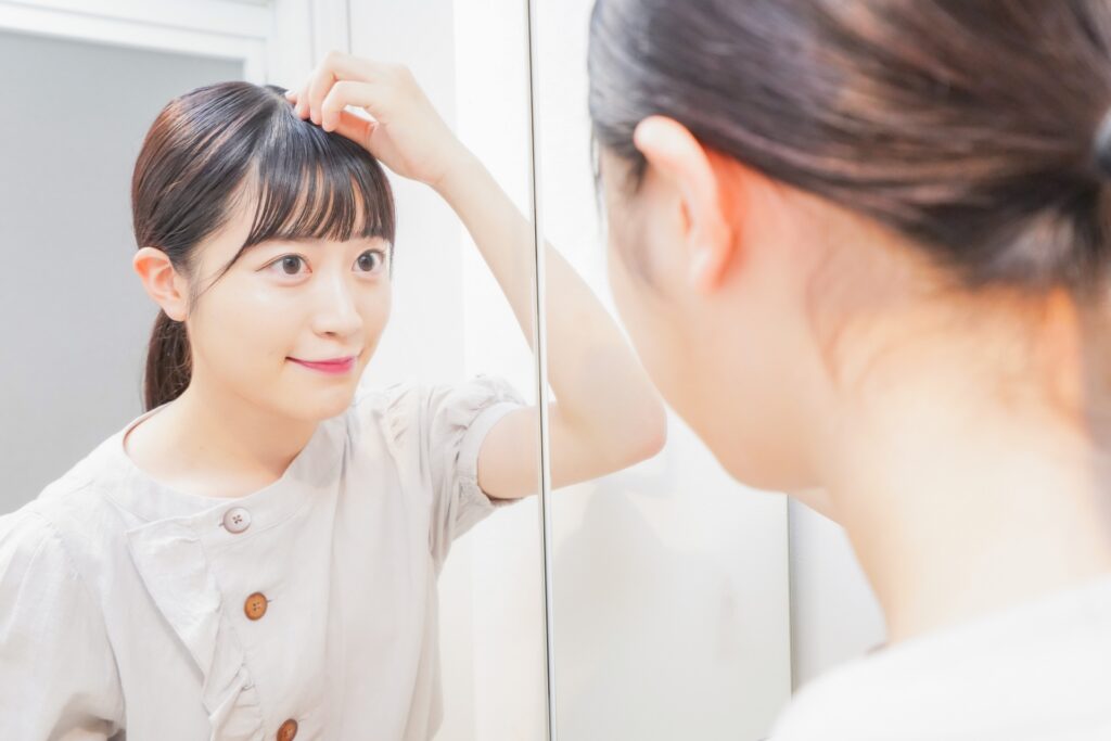 髪のベタつきで前髪だけ洗う方法は？ベタつく原因や洗い方について紹介│美容情報サイト Beauty Web(ビューティーウェブ)