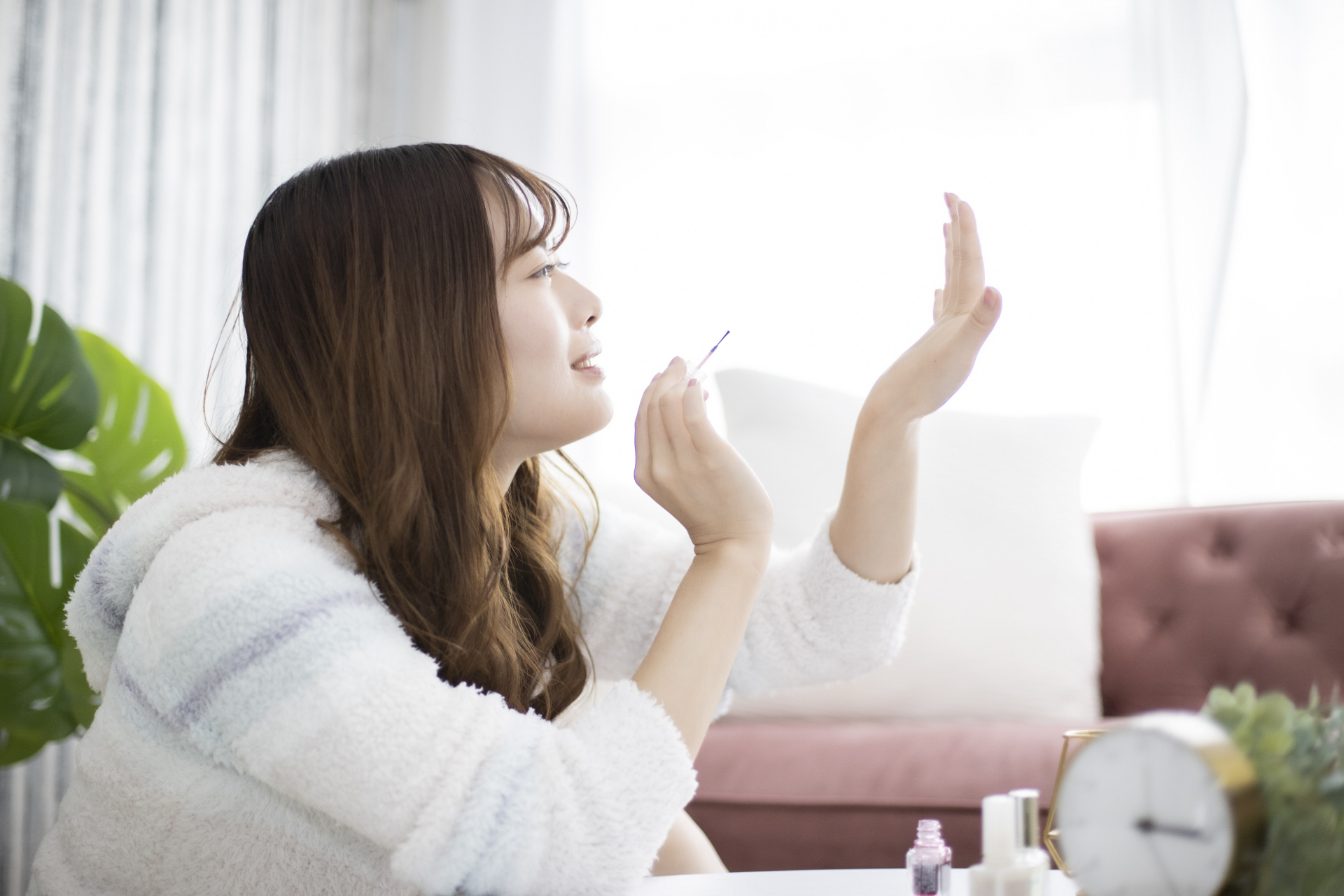 ネイルファンデーションはどんな時に使う？そのタイミングや塗り方のコツを解説！│美容情報サイト Beauty Web(ビューティーウェブ)