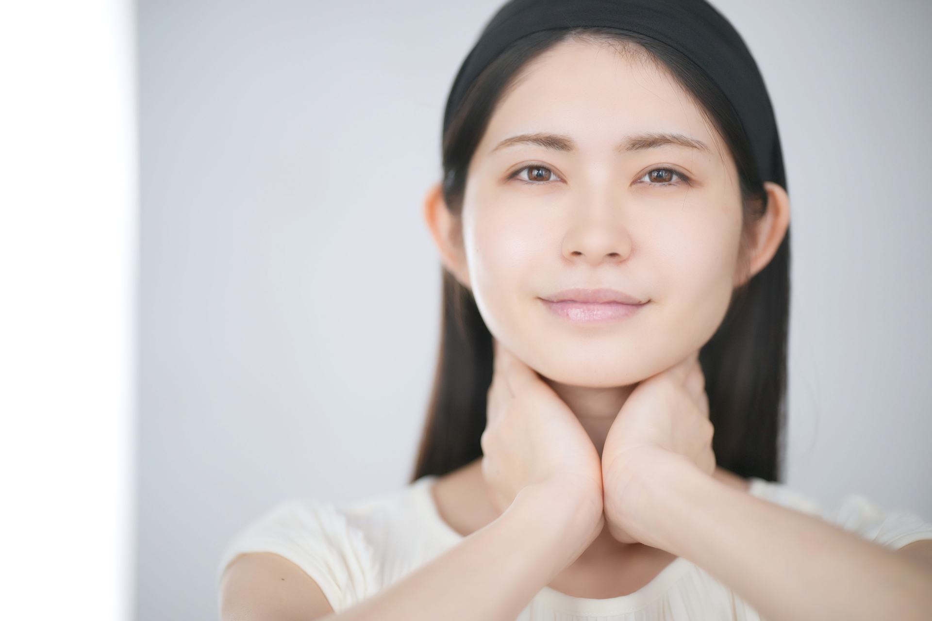 首のシワができる原因とは？対処法と予防法も合わせて解説！│美容情報サイト Beauty Web(ビューティーウェブ)