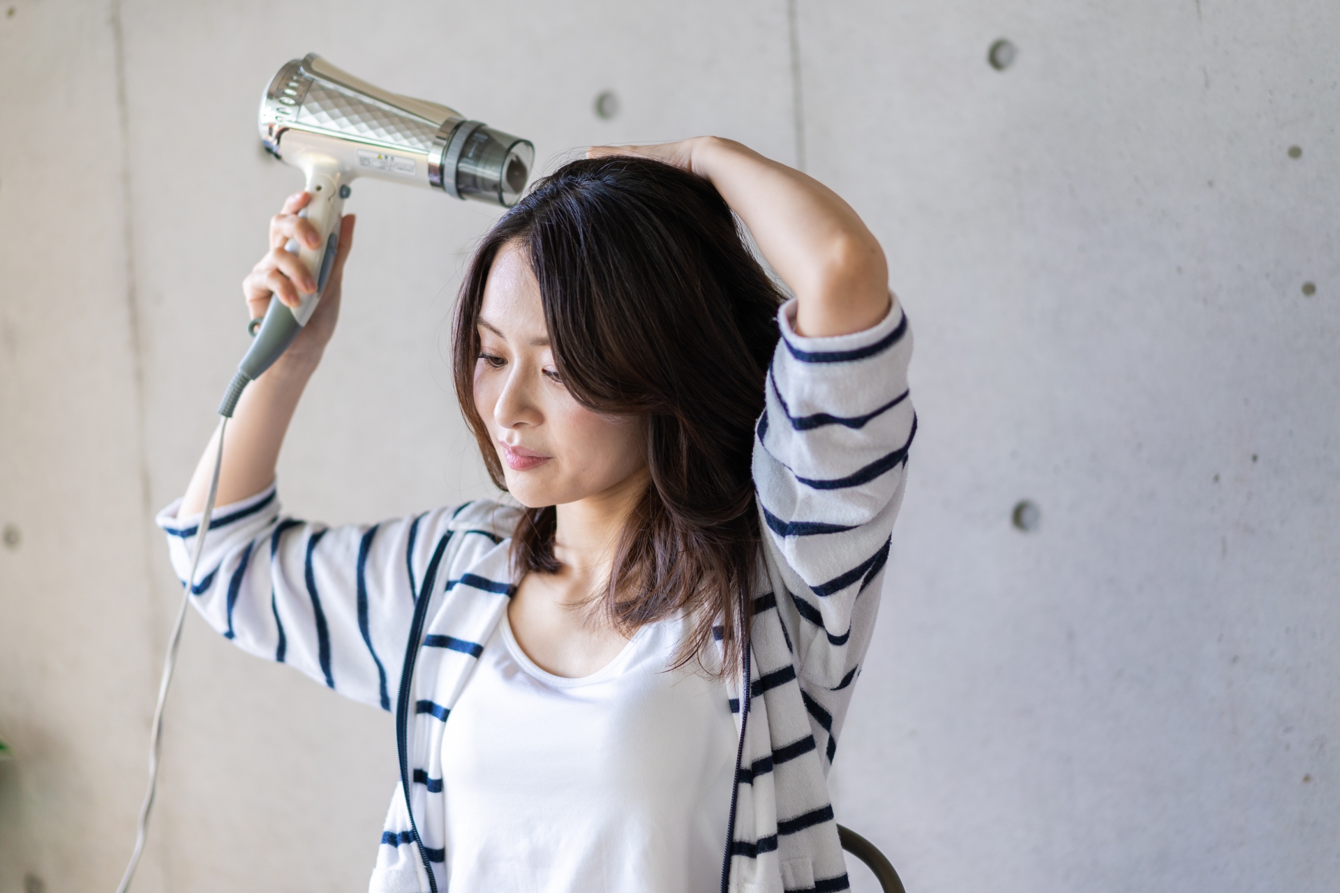 美髪になるドライヤー方法！乾かし方のポイントを徹底解説│美容情報サイト Beauty Web(ビューティーウェブ)