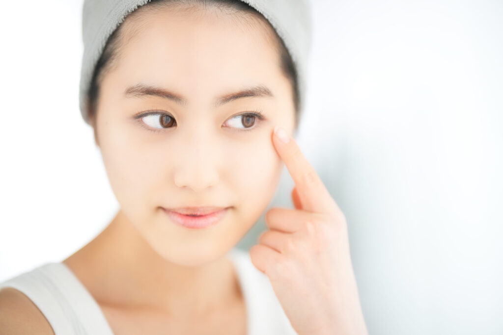 アイクリームでクマを撃退|目元にハリを与えるための正しいスキンケアとは│美容情報サイト Beauty Web(ビューティーウェブ)