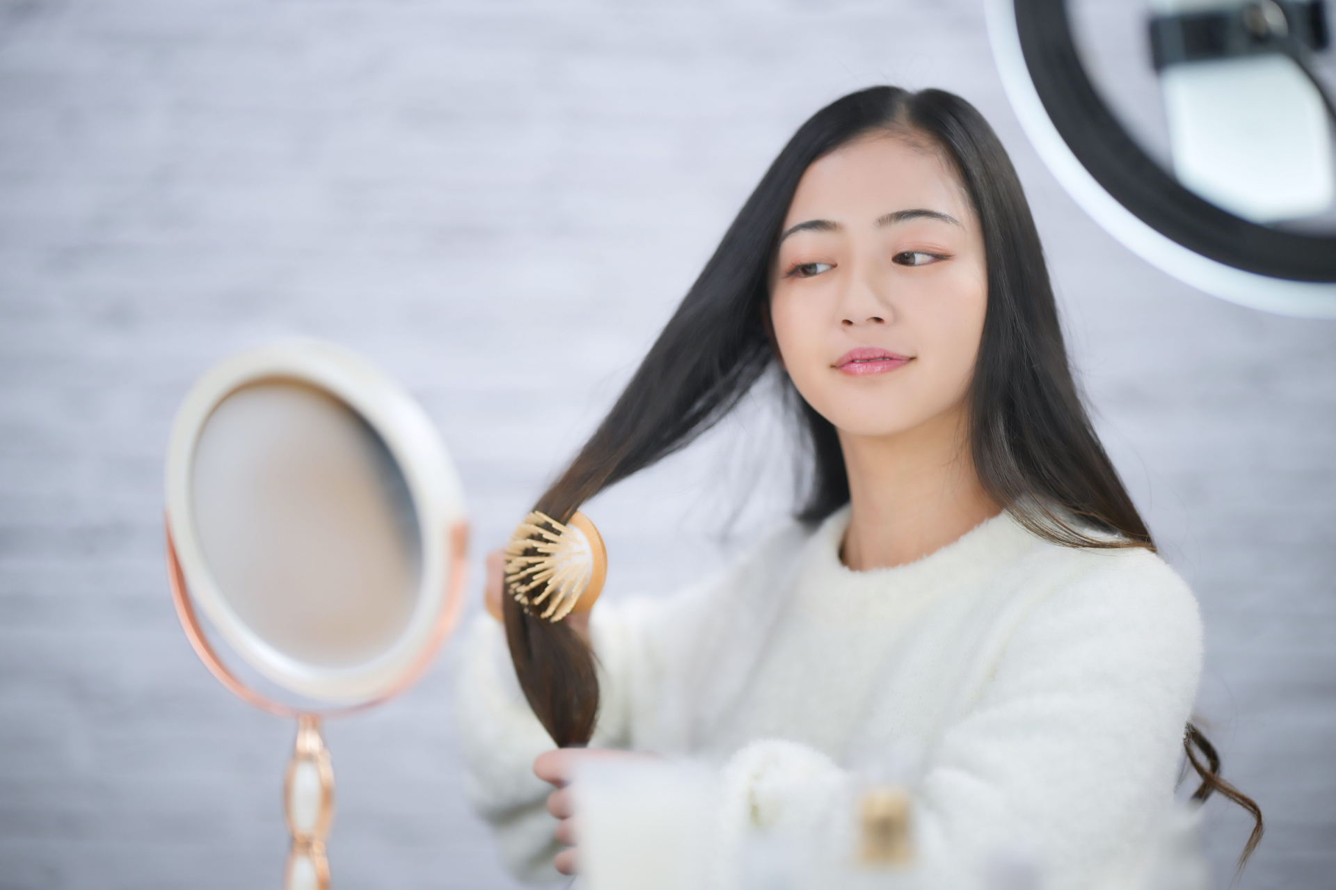 初心者でも使えるブラシ型ヘアアイロンの巻き方！使い方のポイントを徹底解説│美容情報サイト Beauty Web(ビューティーウェブ)