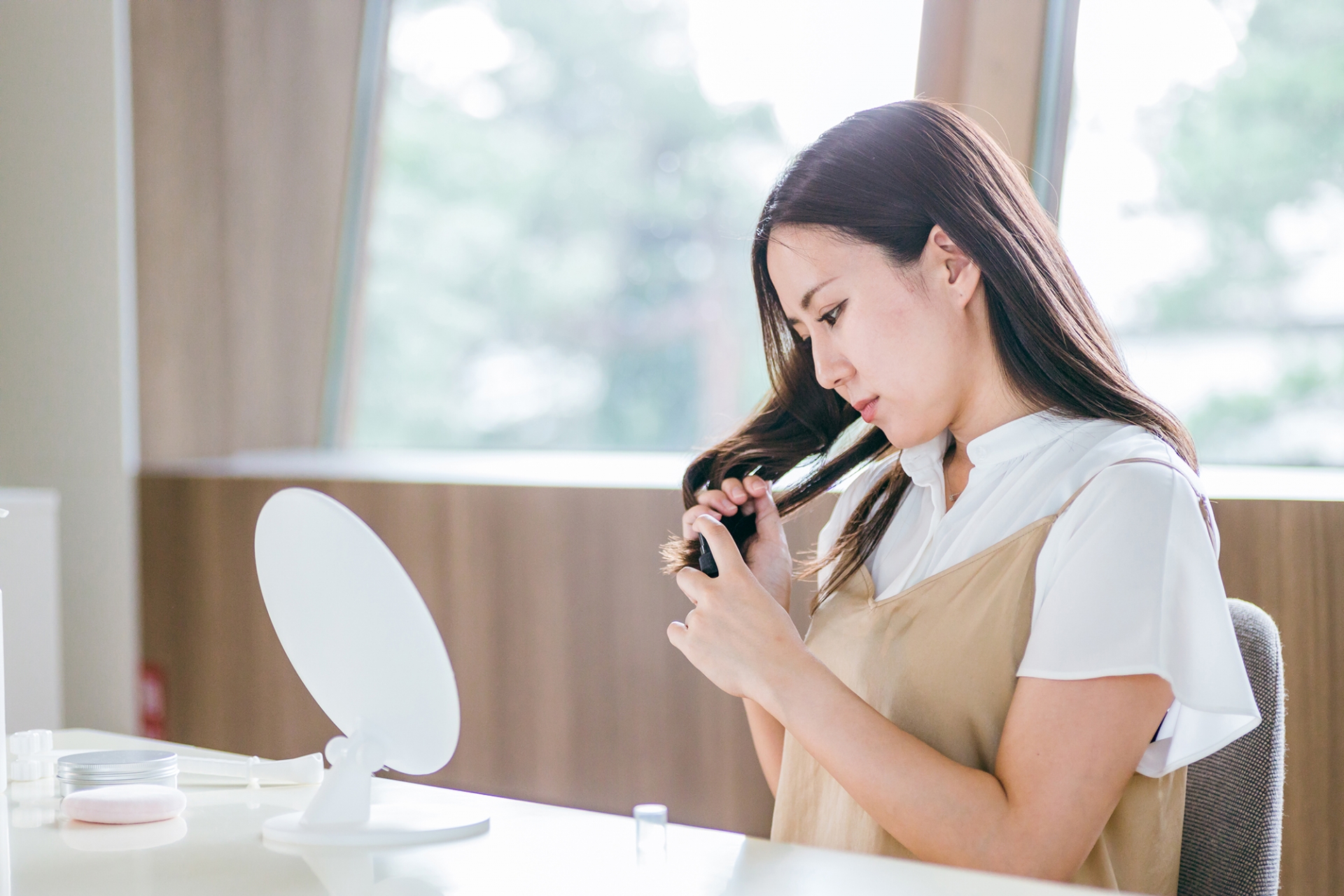 20代で白髪！？20代でも悩む若白髪の原因とは│美容情報サイト Beauty Web(ビューティーウェブ)