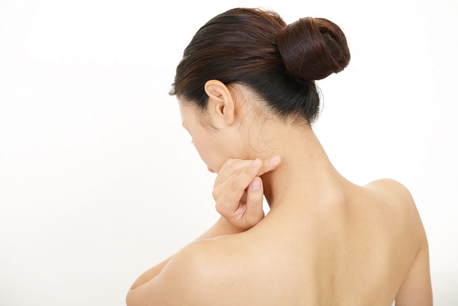 背中ニキビの治し方|大人女性が知っておくべき根本ケアと予防法 | 美容情報サイト Beauty Web(ビューティーウェブ)