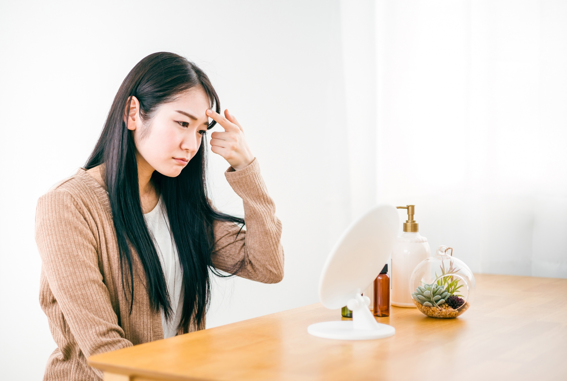 おでこのしわを改善したい！原因や解消方法などを徹底解説│美容情報サイト Beauty Web(ビューティーウェブ)