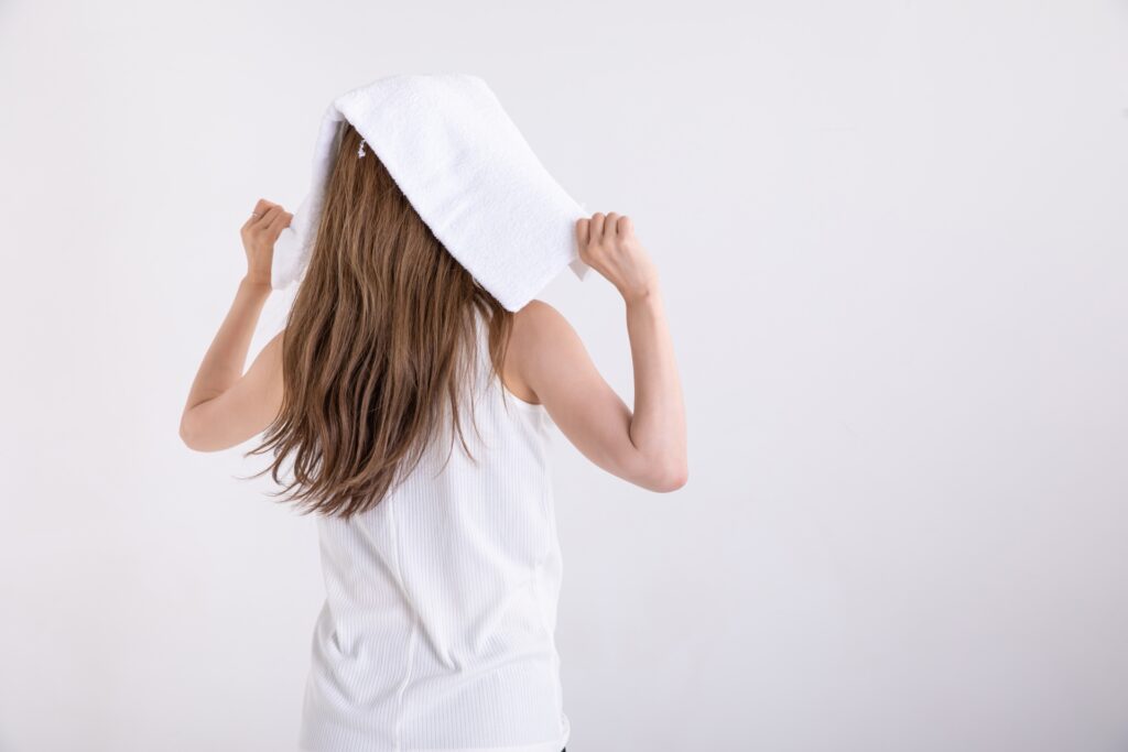 タオルドライの正しい方法を解説！髪に優しく乾かすポイントを紹介│美容情報サイト Beauty Web(ビューティーウェブ)