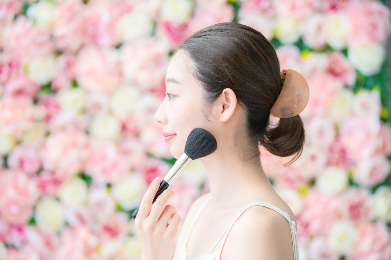 クリームチークの入れ方で印象が変わる！基本の塗り方やカラー別の塗り方を徹底解説│美容情報サイト Beauty Web(ビューティーウェブ)