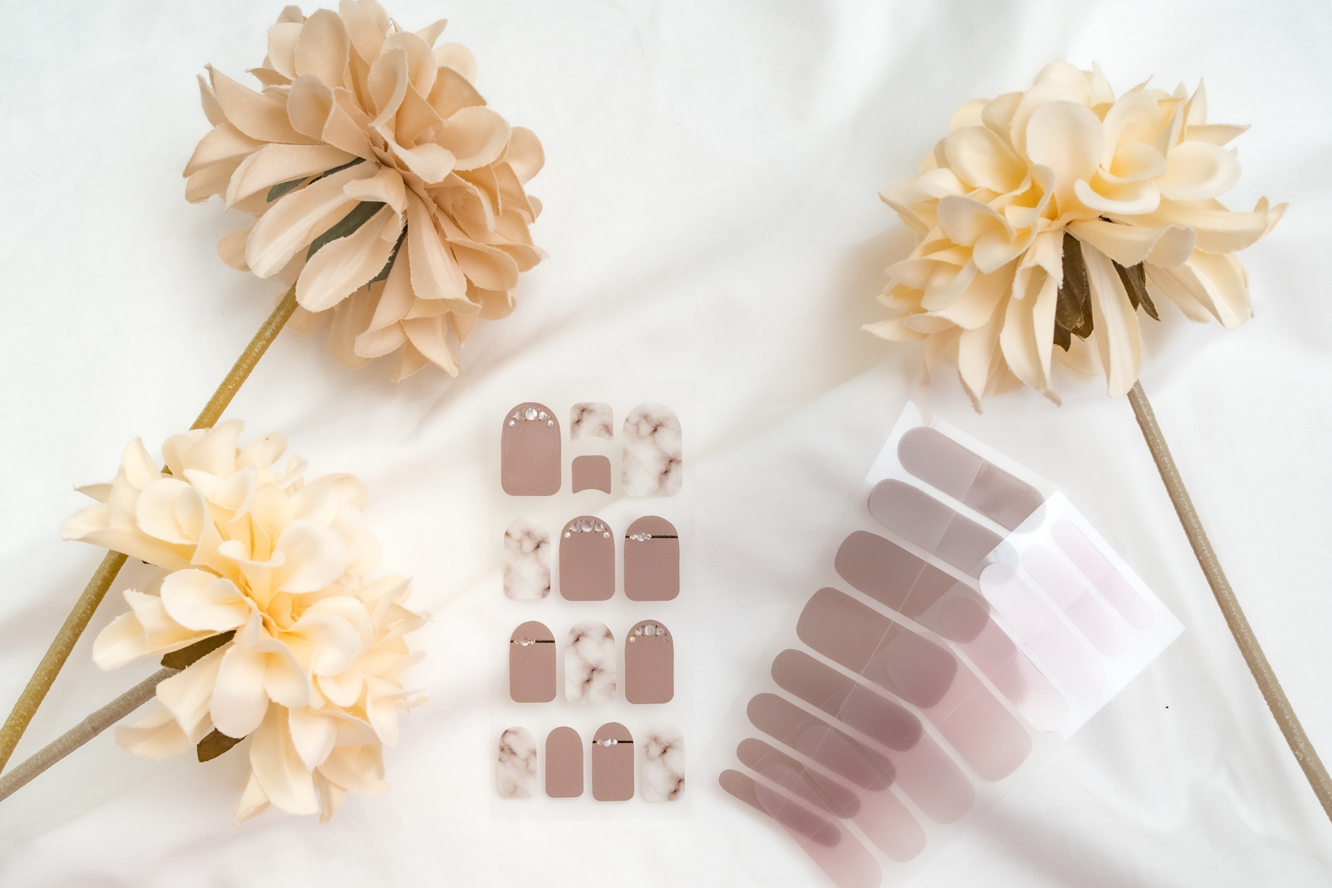 100均でも買える！ネイルシールって何？使い方を解説│美容情報サイト Beauty Web(ビューティーウェブ)