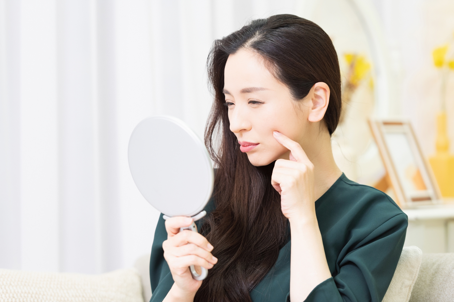 老け顔に関係大ありのミッドチークラインとは？その原因と対応方法に迫る│美容情報サイト Beauty Web(ビューティーウェブ)