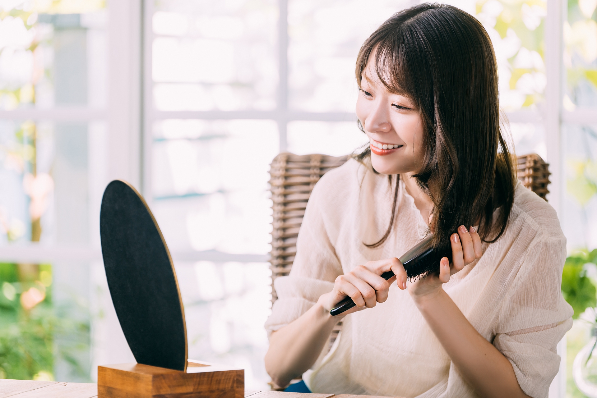 縮毛矯正後ヘアオイルはつけてもいい？使用するタイミングやヘアオイルの選び方について紹介│美容情報サイト Beauty Web(ビューティーウェブ)