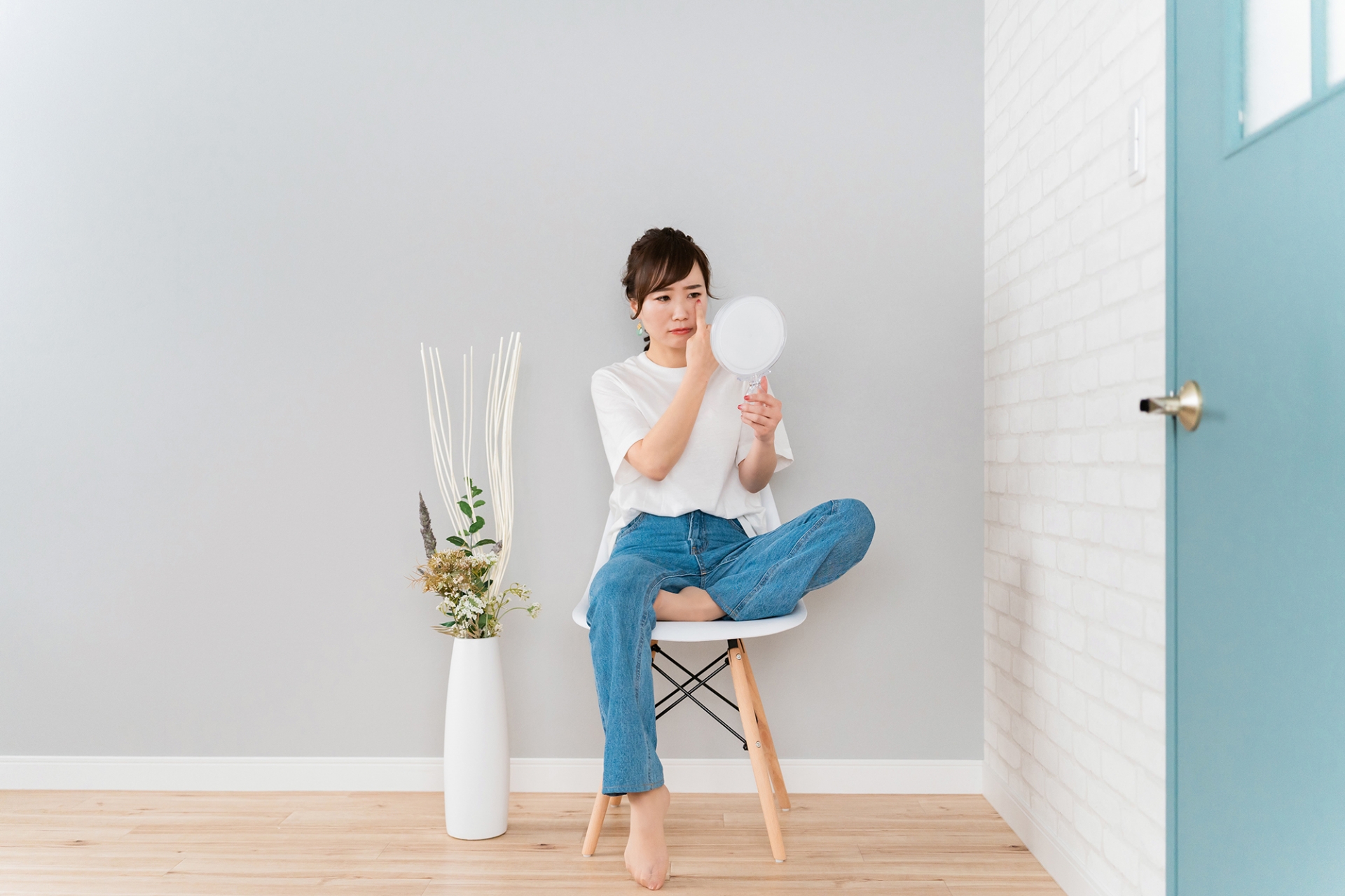 目元のくすみはカバーできる！即試せるくすみカバーメイクのポイントを徹底解説│美容情報サイト Beauty Web(ビューティーウェブ)