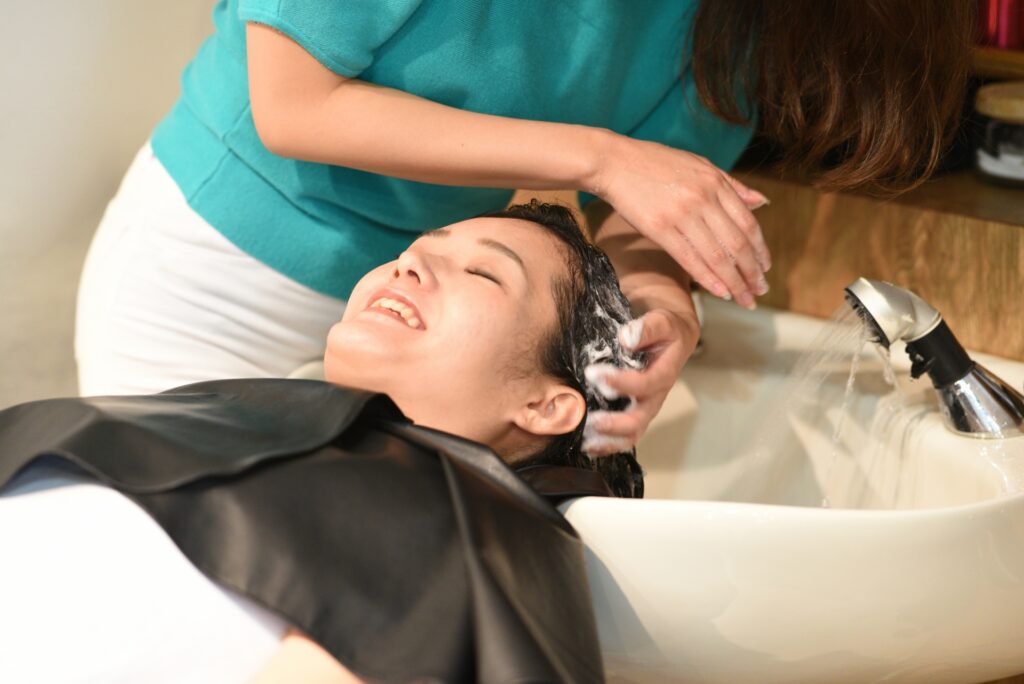 髪がパサついてしまうのはなぜ？解決策とケア方法は？│美容情報サイト Beauty Web(ビューティーウェブ)