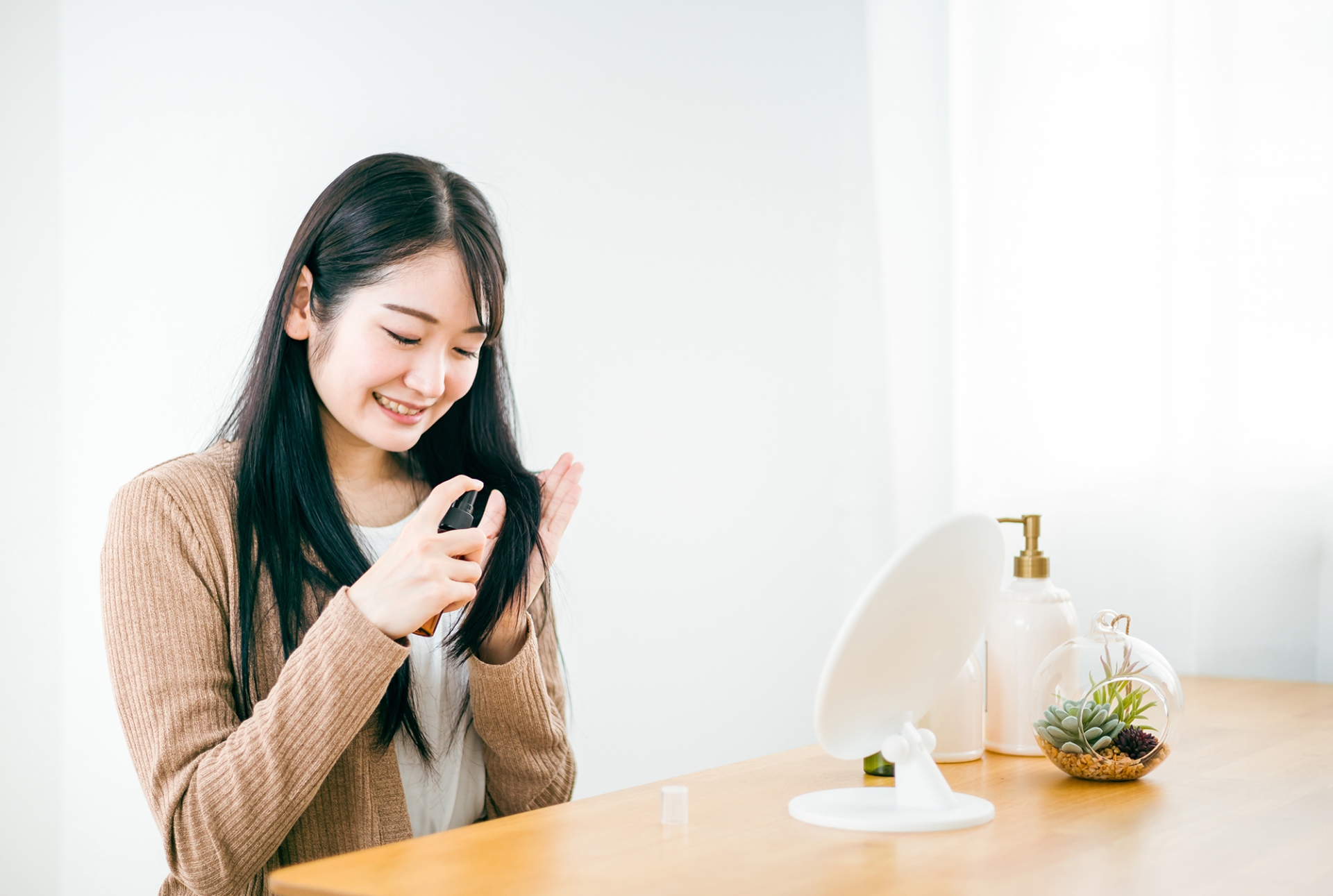 ツヤのある髪にするヘアオイルの効果とは？朝だけではない夜に効果的な使い方も紹介│美容情報サイト Beauty Web(ビューティーウェブ)