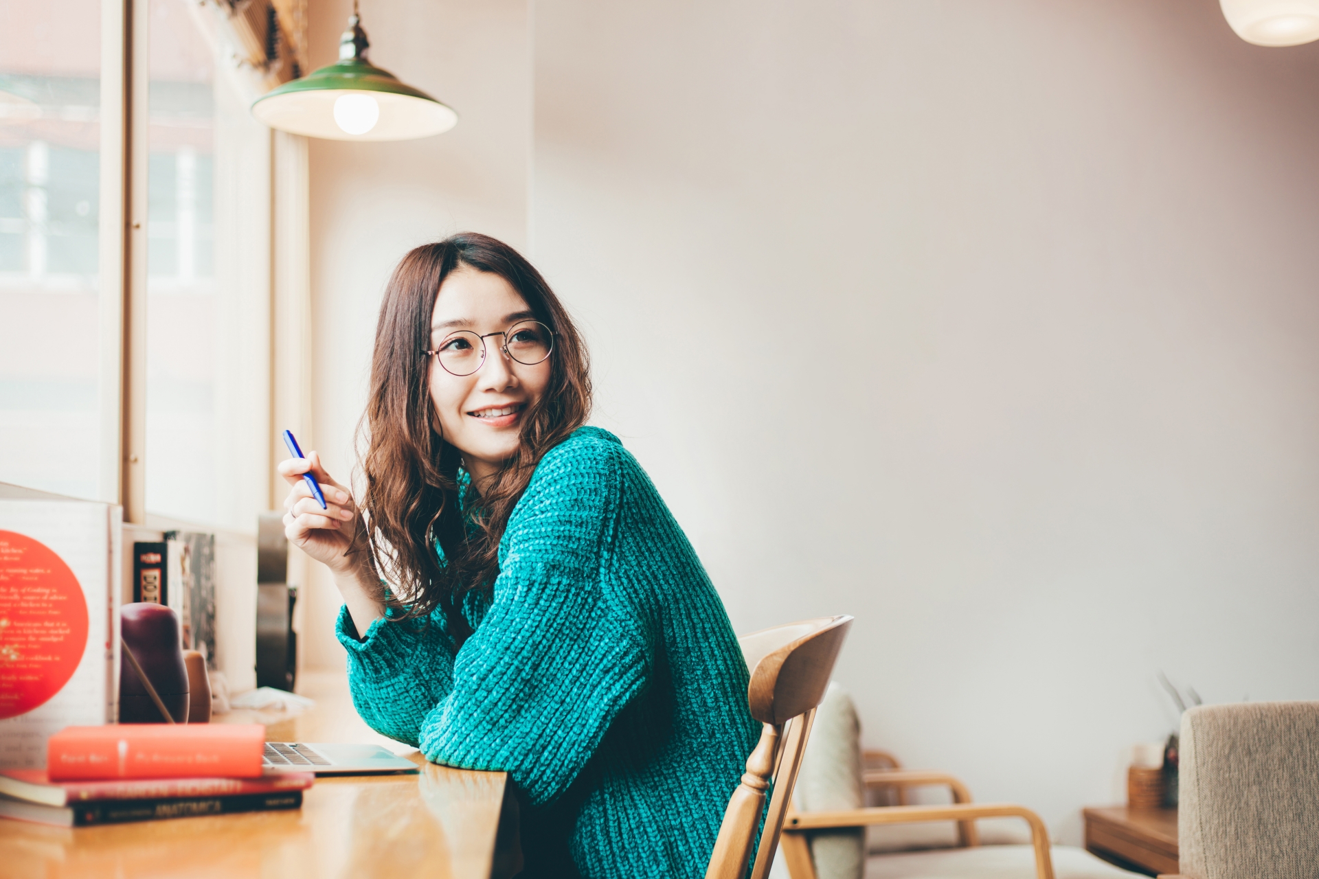 バランスの良いメガネメイクを徹底解説！パーツごとのポイントを紹介│美容情報サイト Beauty Web(ビューティーウェブ)