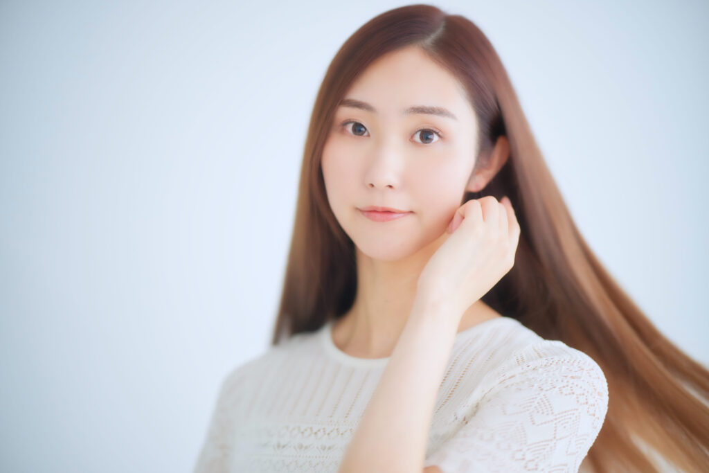 おでこが広い女性に似合う髪型とは?おすすめのスタイルを紹介│美容情報サイト Beauty Web(ビューティーウェブ)