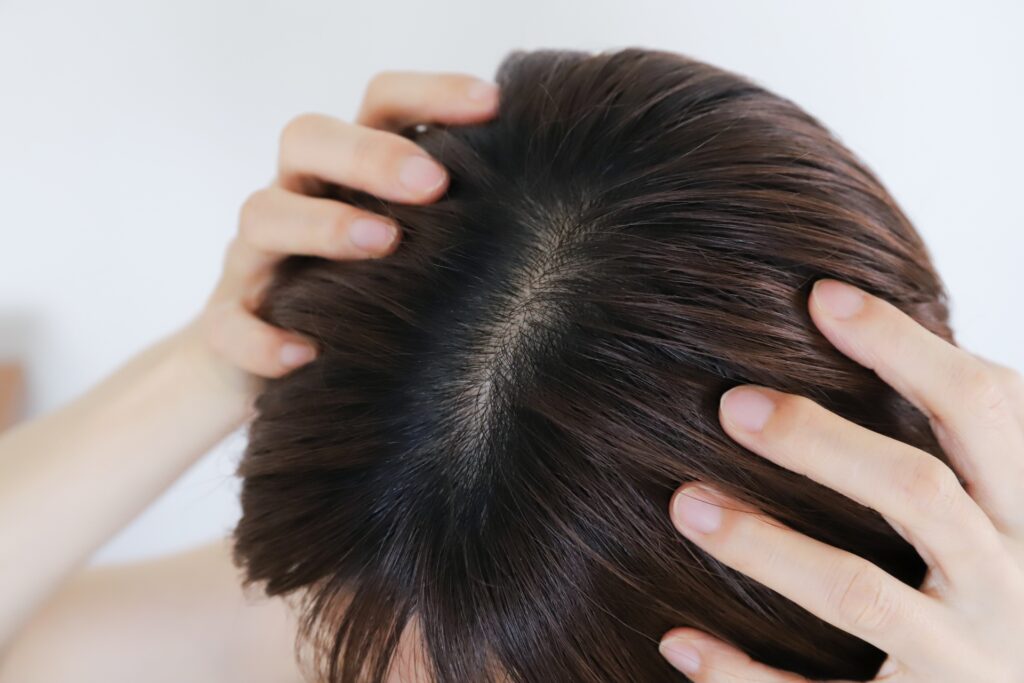 頭皮のむくみの原因とは?解消方法やセルフチェック方法を徹底解説│美容情報サイト Beauty Web(ビューティーウェブ)