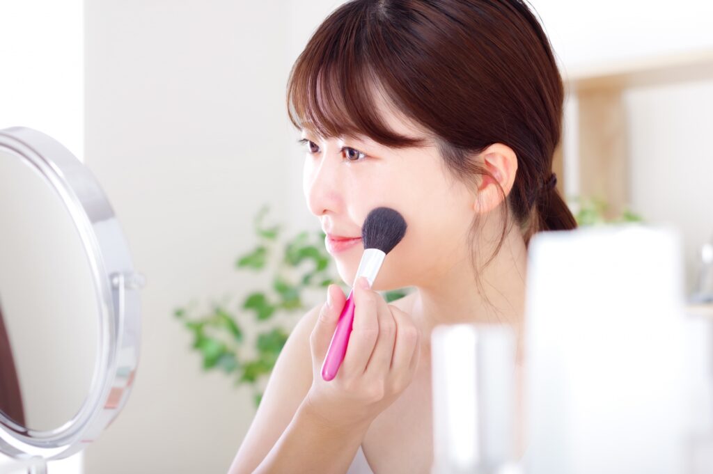 【2023年】秋メイクはブラウンがトレンド！仕上がり別メイクのポイントを解説│美容情報サイト Beauty Web(ビューティーウェブ)