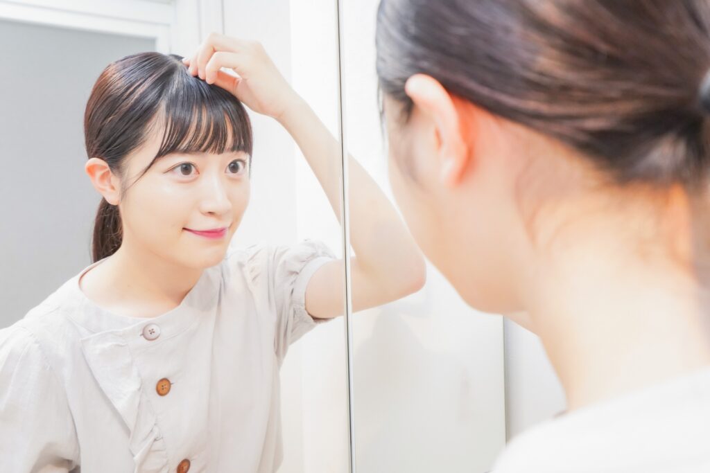 髪のベタつきで前髪だけ洗う方法は?ベタつく原因や洗い方について紹介│美容情報サイト Beauty Web(ビューティーウェブ)