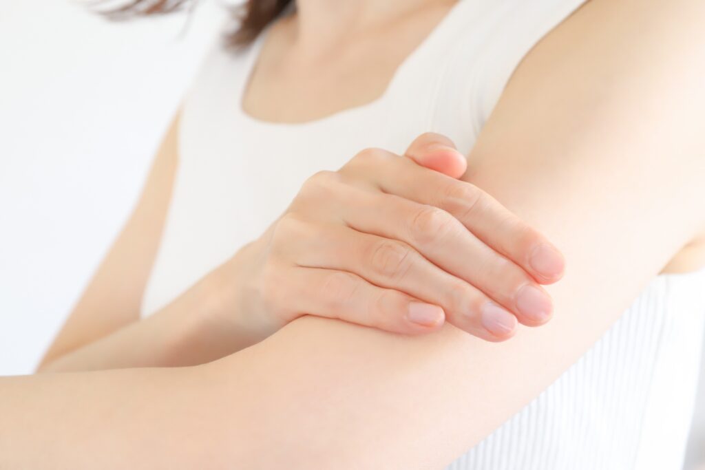 二の腕やせ習慣！毎日少しずつできるセルフケアを紹介│美容情報サイト Beauty Web(ビューティーウェブ)