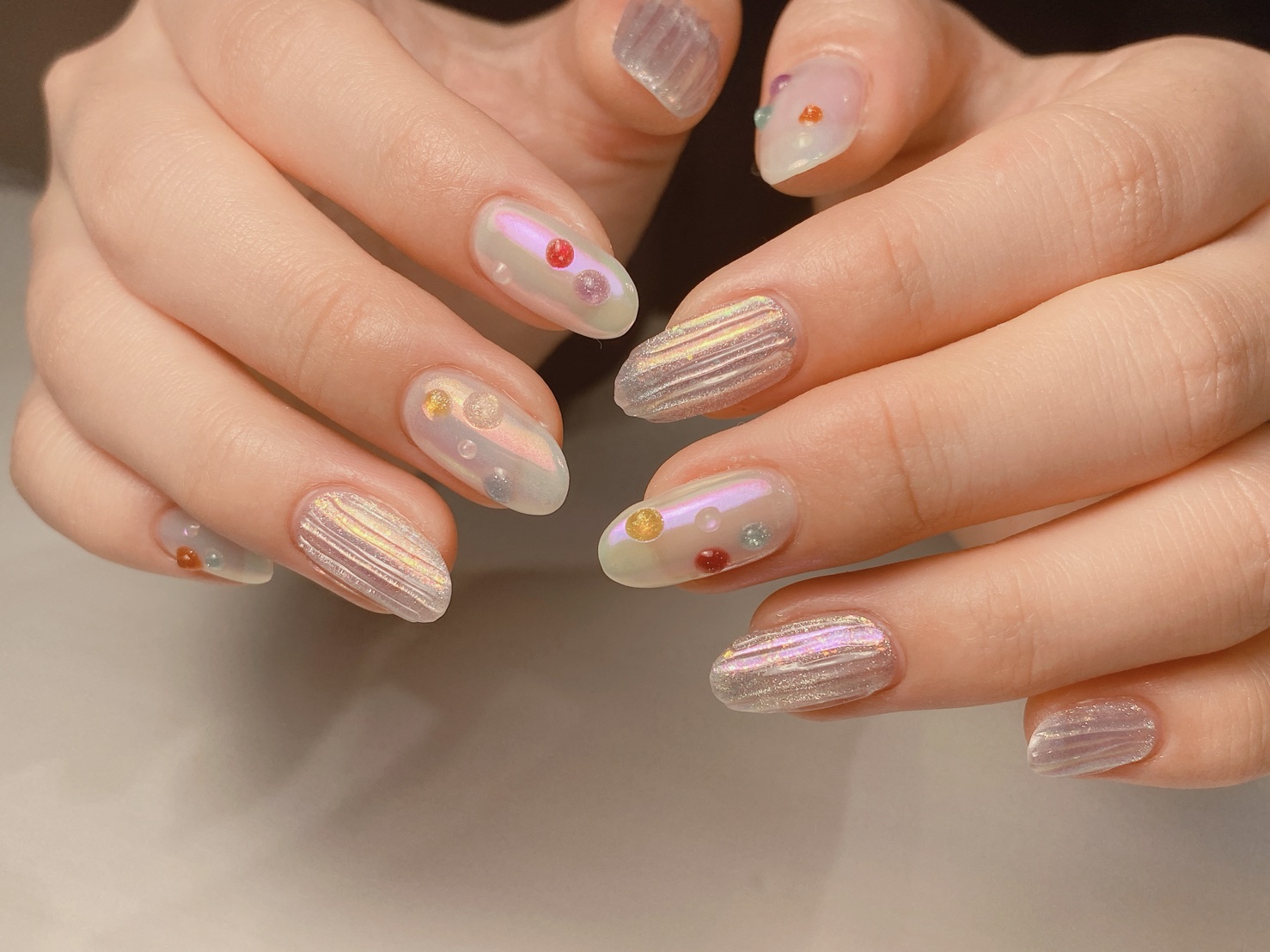 オーロラパウダーでネイルを楽しもう！使い方やおすすめデザインを紹介│美容情報サイト Beauty Web(ビューティーウェブ)