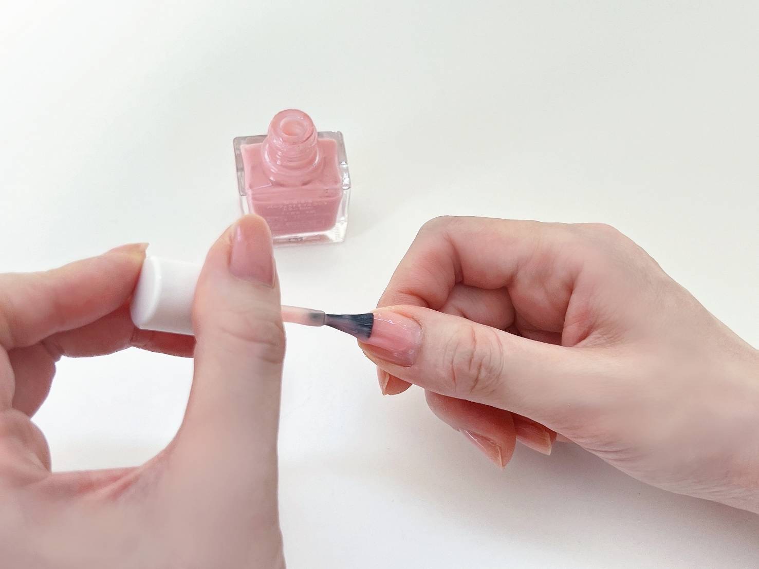 ジェルネイルの上からマニキュアを塗ってもいい？塗る方法や注意点を紹介│美容情報サイト Beauty Web(ビューティーウェブ)