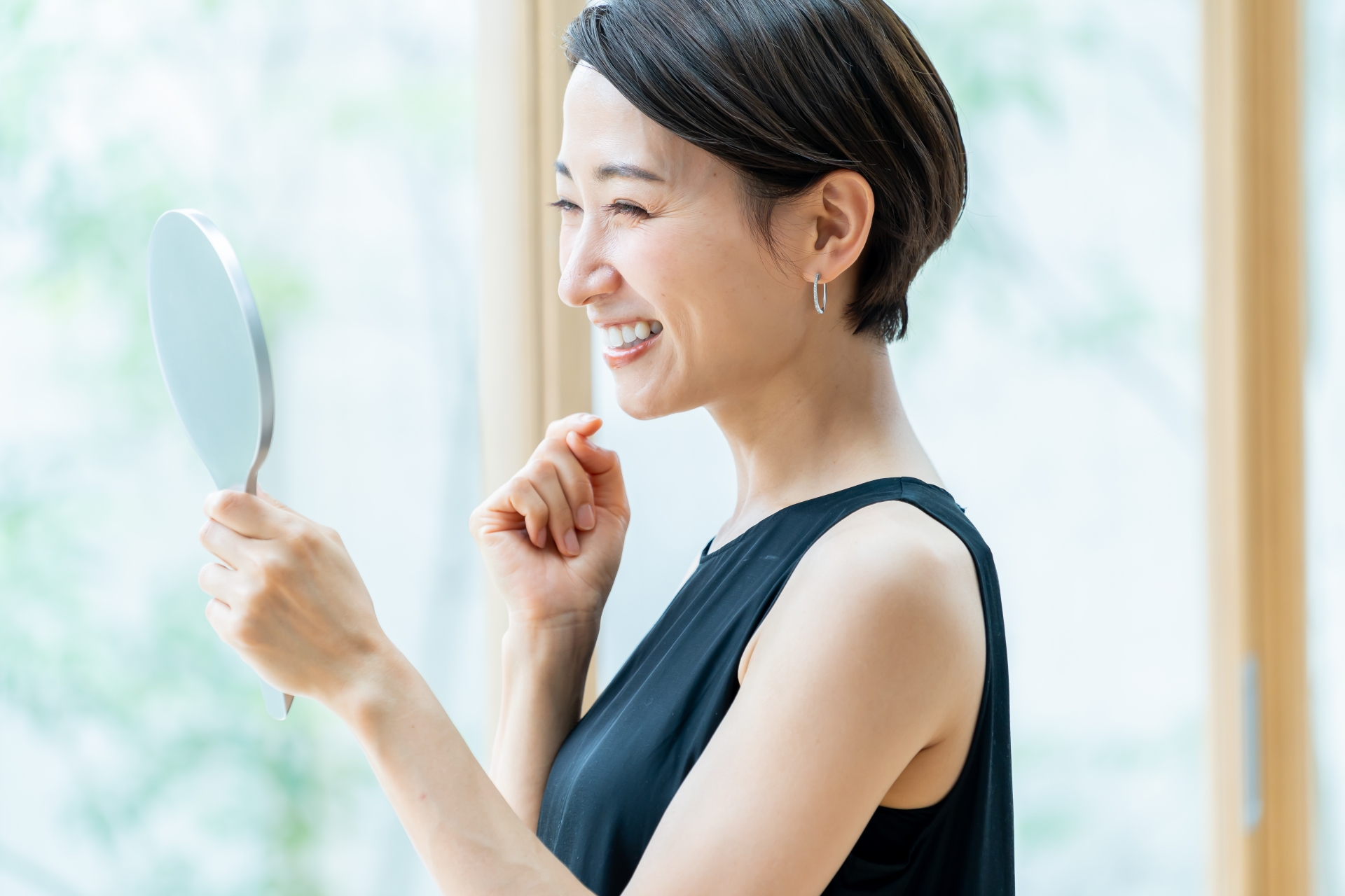襟足が浮くのはどのような状態？似合う髪型やスタイリングのポイントについて紹介│美容情報サイト Beauty Web(ビューティーウェブ)