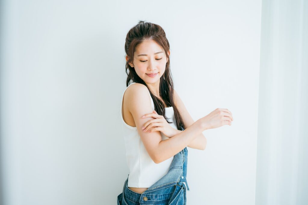 ボディに日焼け止めを塗った時に白くならない方法!白くなる原因やNGな塗り方を解説│美容情報サイト Beauty Web(ビューティーウェブ)