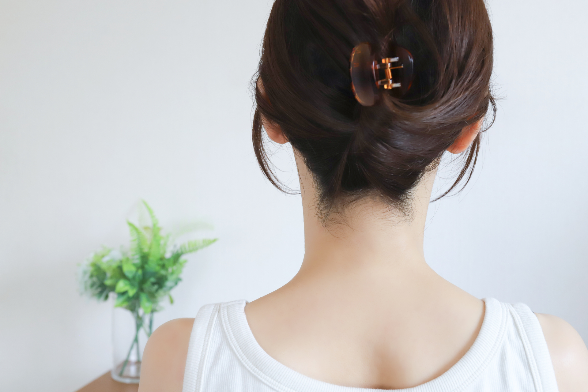 襟足の生え際が上向きってどんな状態？落ち着かせる方法やよくある失敗について紹介│美容情報サイト Beauty Web(ビューティーウェブ)