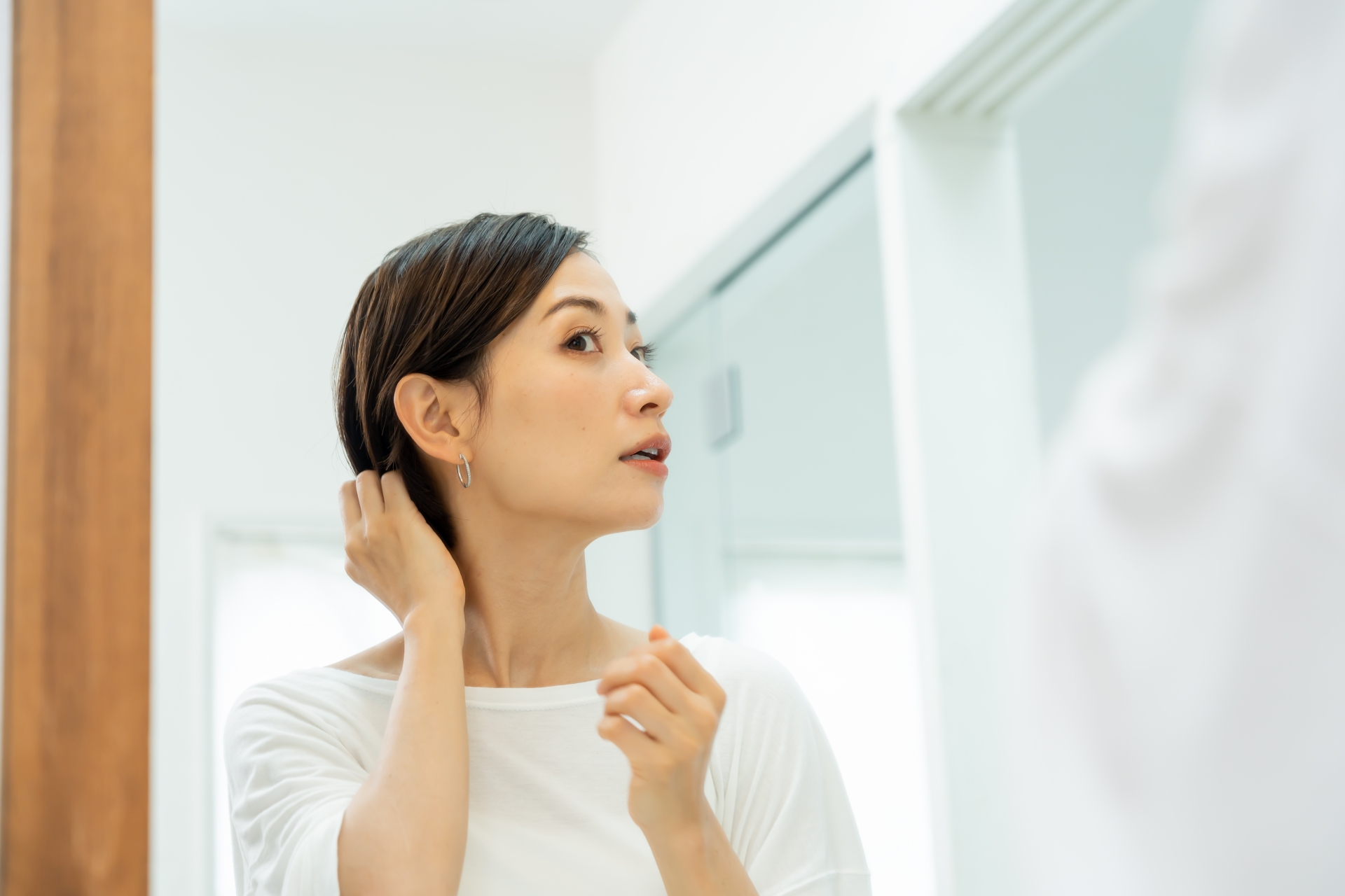 髪のベタつきで前髪だけ洗う方法は？ベタつく原因や洗い方について紹介│美容情報サイト Beauty Web(ビューティーウェブ)