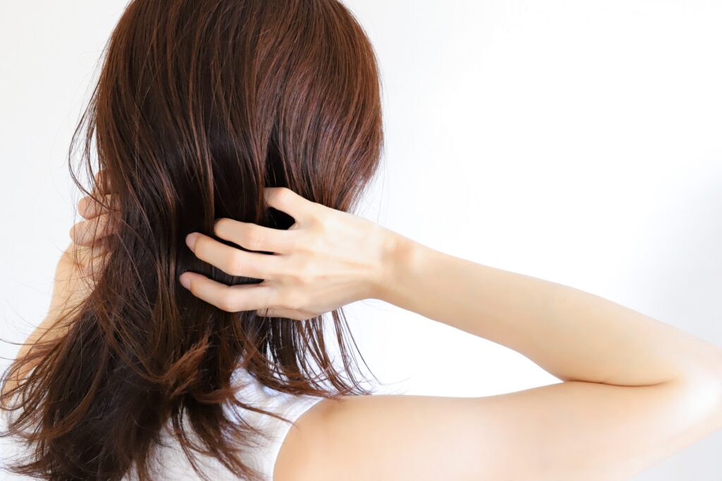 髪の毛をすきすぎてパサパサ!髪の長さ別対処法や髪が元に戻るまでの期間について紹介│美容情報サイト Beauty Web(ビューティーウェブ)