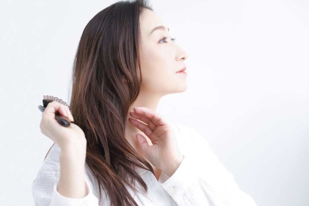 初心者でも使えるブラシ型ヘアアイロンの巻き方！使い方のポイントを徹底解説│美容情報サイト Beauty Web(ビューティーウェブ)