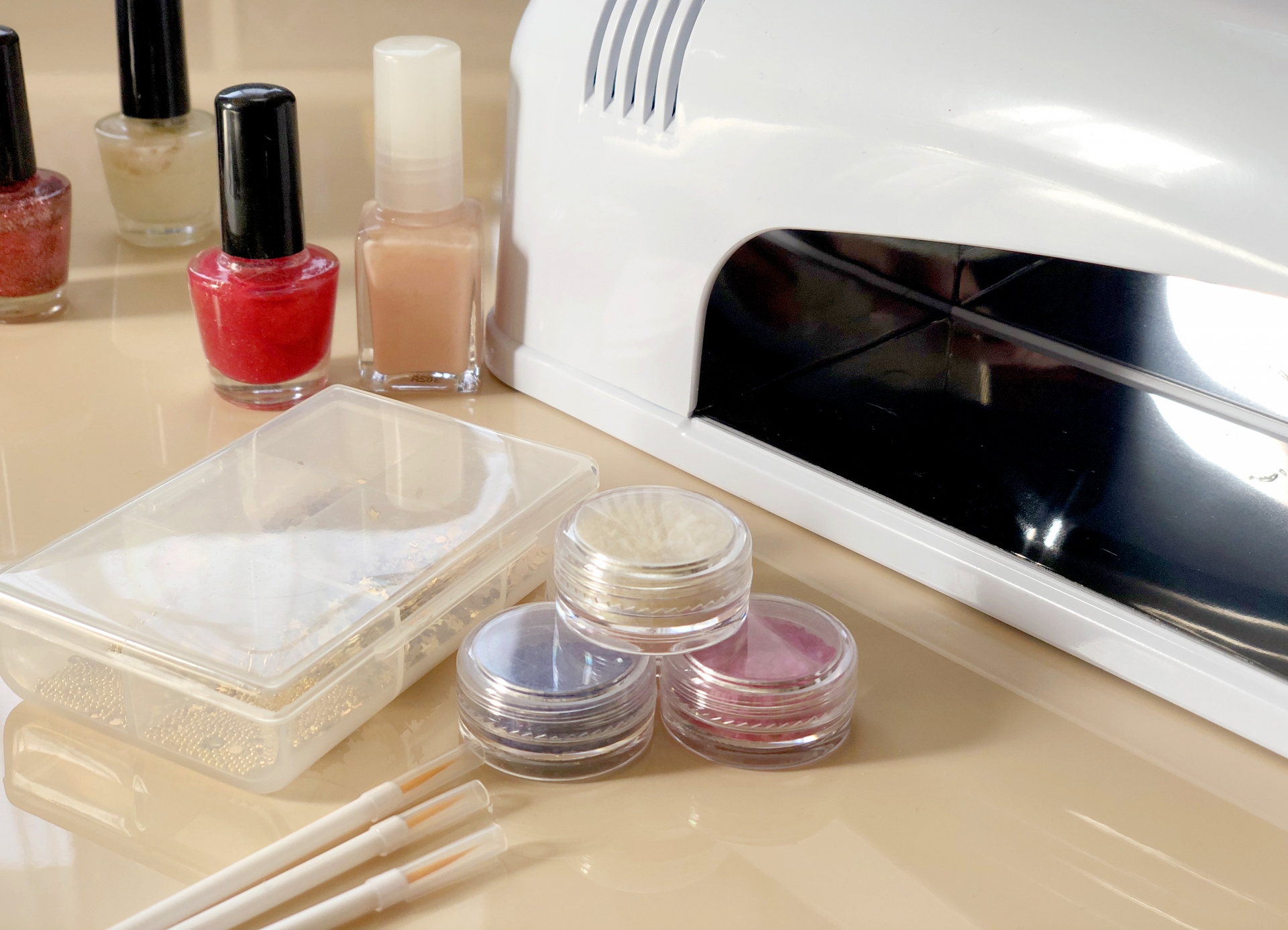 ジェルネイルを始めてみよう！ボトルタイプと小型UVライトがおすすめ│美容情報サイト Beauty Web(ビューティーウェブ)