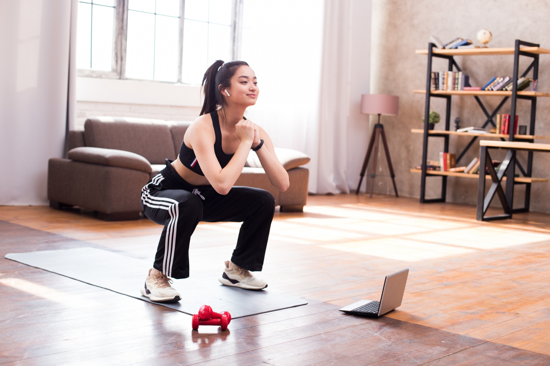 普通のスクワットよりもいい？ダイエットも見込めるワイドスクワットとは？│美容情報サイト Beauty Web(ビューティーウェブ)