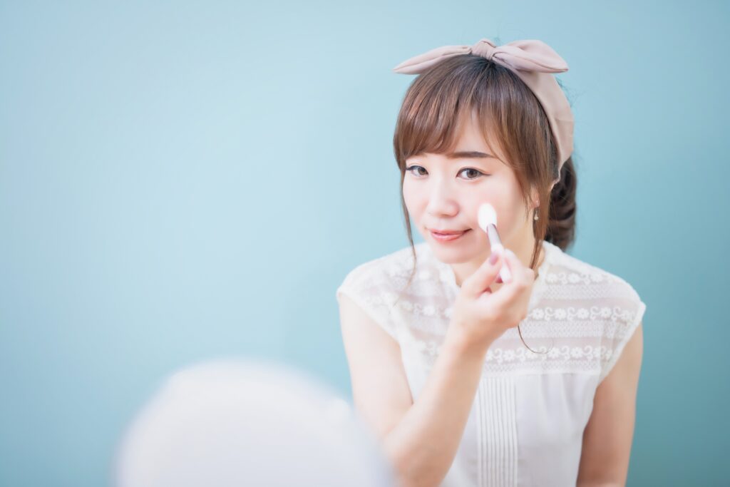 クリームチークの入れ方で印象が変わる！基本の塗り方やカラー別の塗り方を徹底解説│美容情報サイト Beauty Web(ビューティーウェブ)