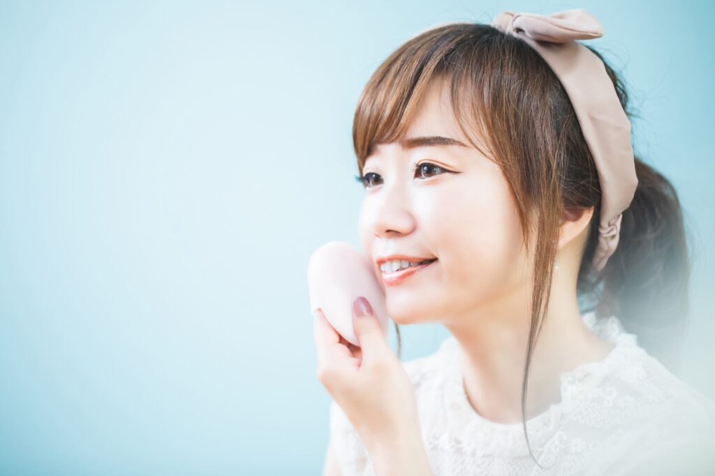 フェイスパウダーはブラシが基本！パフを使わない理由や正しい使い方│美容情報サイト Beauty Web(ビューティーウェブ)