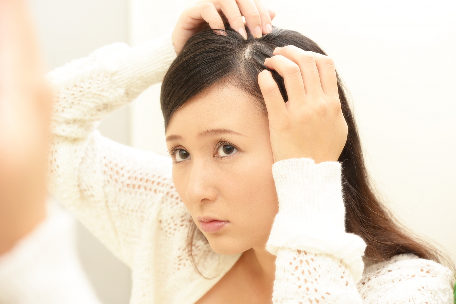 ストレスで白髪ができてしまう…直す方法はあるの？│美容情報サイト Beauty Web(ビューティーウェブ)