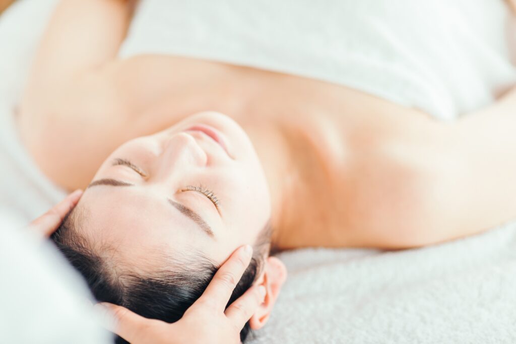 ドライヘッドスパで睡眠改善と顔のたるみを同時にケアする新習慣│美容情報サイト Beauty Web(ビューティーウェブ)