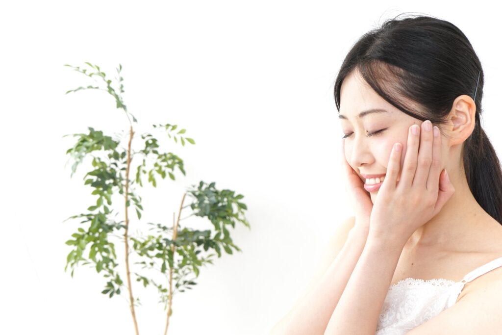 夏の毛穴悩みに革命!冷却フェイスパックで肌を引き締める最新スキンケア術│美容情報サイト Beauty Web(ビューティーウェブ)