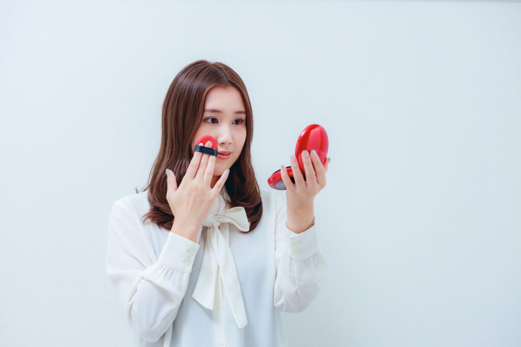 クッションファンデーションで叶えるツヤ肌と時短メイクの極意│美容情報サイト Beauty Web(ビューティーウェブ)