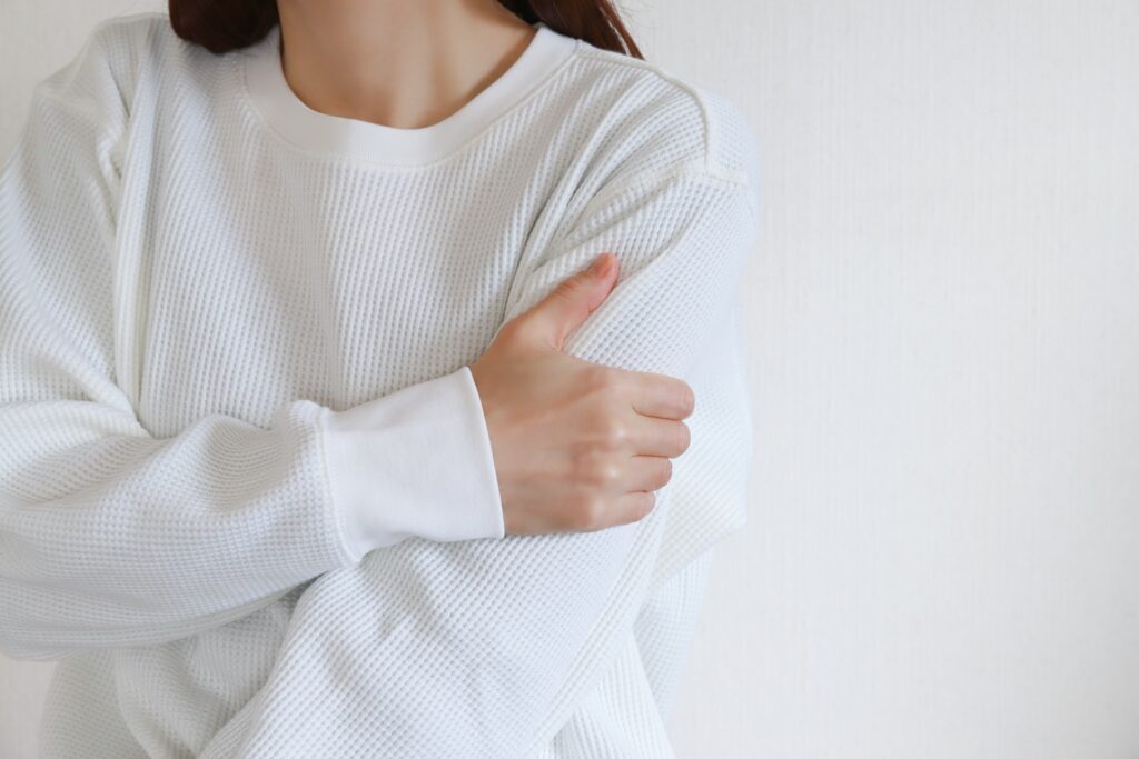 二の腕のブツブツの原因とは?根本から整えるケア方法を解説│美容情報サイト Beauty Web(ビューティーウェブ)