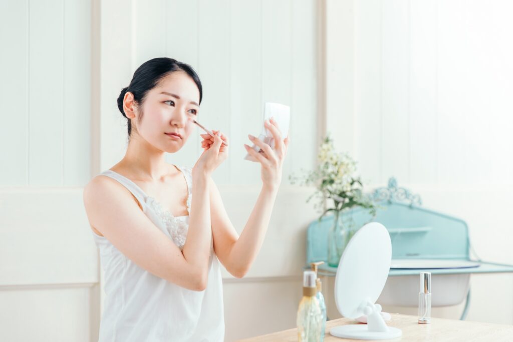 自然に見える涙袋メイクのやり方|大人女性でも浮かないナチュラルな作り方とは?│美容情報サイト Beauty Web(ビューティーウェブ)