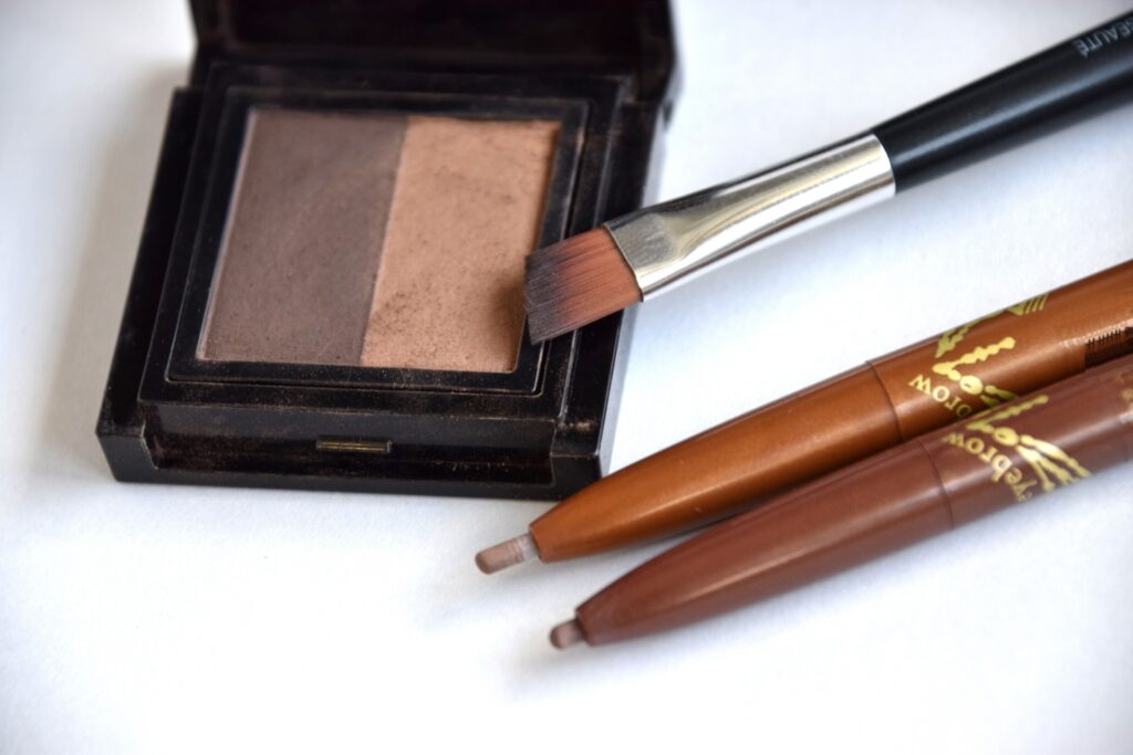眉メイクを崩れないように仕上げる方法｜一日中きれいをキープするコツ│美容情報サイト Beauty Web(ビューティーウェブ)