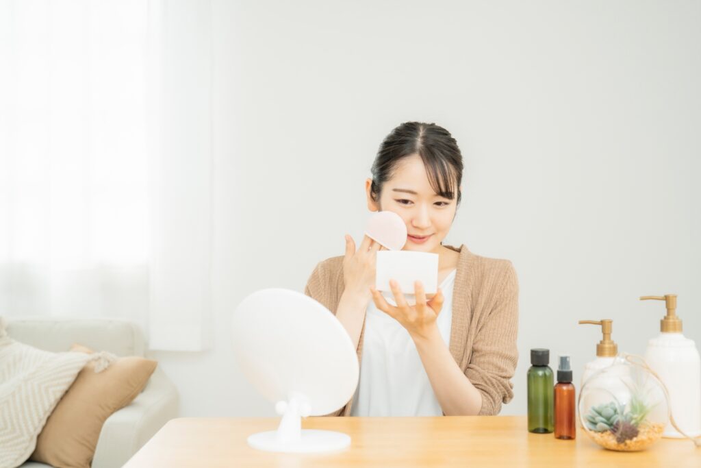 毛穴を目立たせないメイク術|気になる開き・黒ずみを自然にカバーする方法│美容情報サイト Beauty Web(ビューティーウェブ)