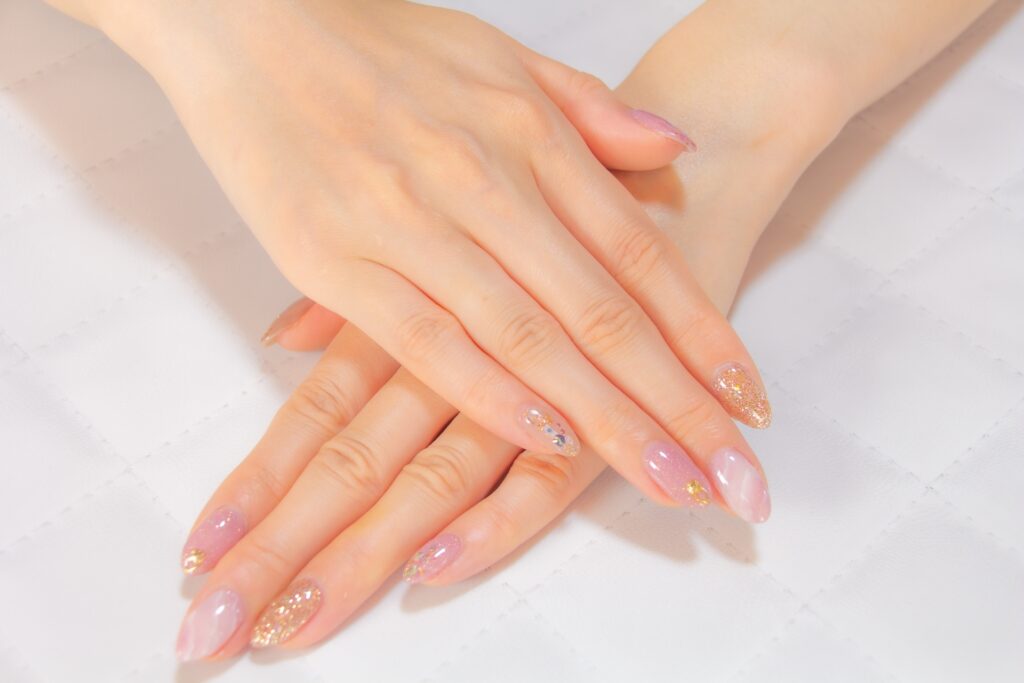 肌に合うネイルカラーの見つけ方｜手元が明るく見える色選びの方法│美容情報サイト Beauty Web(ビューティーウェブ)