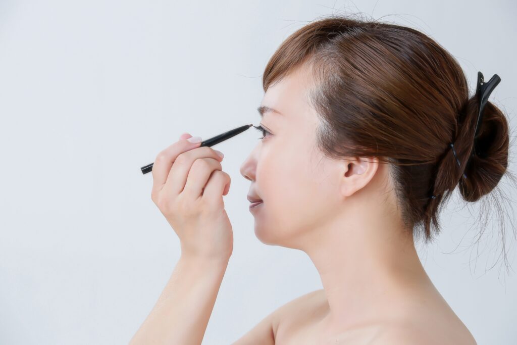 アイライナーで失敗しないためのコツとは？初心者でもきれいに描けるポイントを解説│美容情報サイト Beauty Web(ビューティーウェブ)