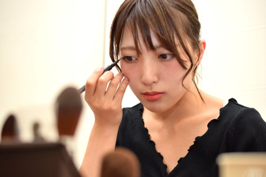 アイライナーで失敗しないためのコツとは？初心者でもきれいに描けるポイントを解説│美容情報サイト Beauty Web(ビューティーウェブ)