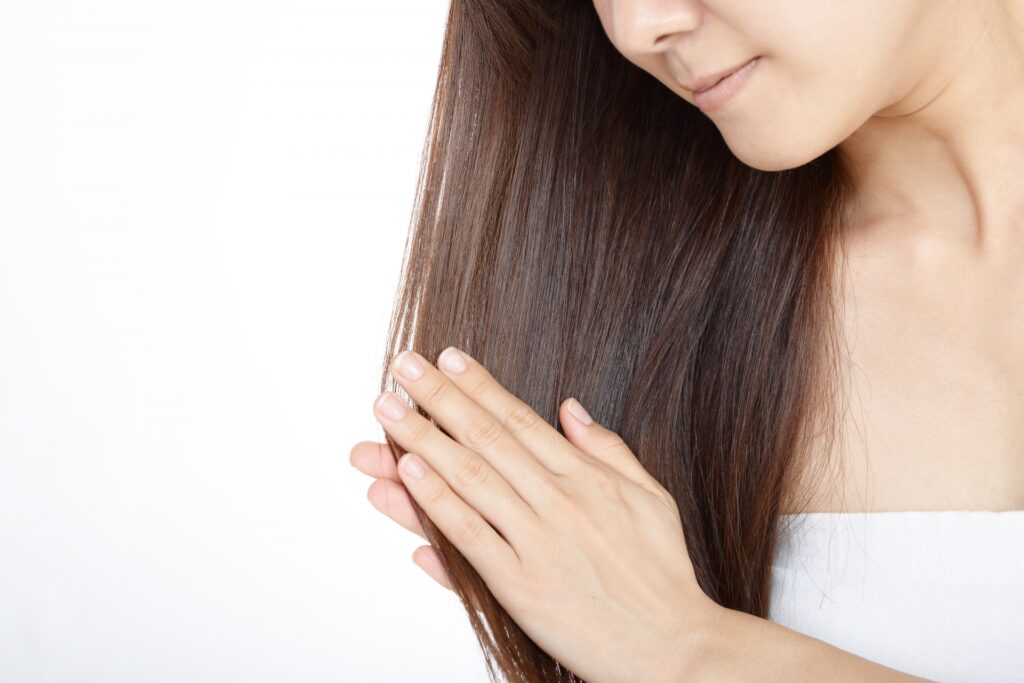 秋の乾燥から髪を守る!パサつき改善のセルフケア習慣│美容情報サイト Beauty Web(ビューティーウェブ)