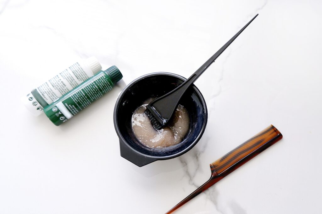 自宅でできる白髪ケアとカラーのコツ｜失敗しないセルフケア術│美容情報サイト Beauty Web(ビューティーウェブ)