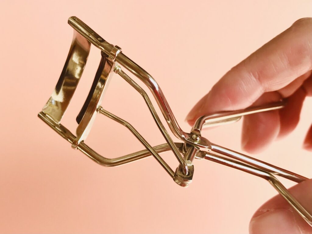 まつ毛美容液の正しい塗り方と効果を引き出す使い方ガイド│美容情報サイト Beauty Web(ビューティーウェブ)